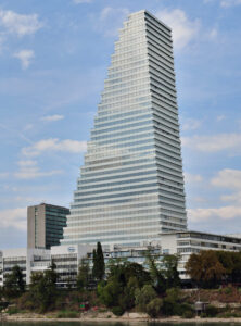 Infobasel.ch Roche-Tuerme-e1771623268709-222x300 Roche-Türme Basel – Die Kraftvolle Vertikale der Moderne: Architektur, Macht und Skyline eines globalen Pharmakonzerns