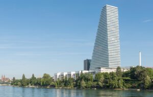 Infobasel.ch Roche-Tuerme2-e1771623291451-300x190 Roche-Türme Basel – Die Kraftvolle Vertikale der Moderne: Architektur, Macht und Skyline eines globalen Pharmakonzerns