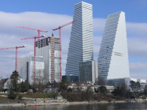 Infobasel.ch Roche-Tuerme3-e1771623311713-300x225 Roche-Türme Basel – Die Kraftvolle Vertikale der Moderne: Architektur, Macht und Skyline eines globalen Pharmakonzerns