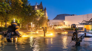 Tinguely-Brunnen3-e1771623395726-300x166 Tinguely-Brunnen Basel – Die Bewegte Kunstmaschine im Herzen der Stadt: Geschichte, Technik und poetische Mechanik