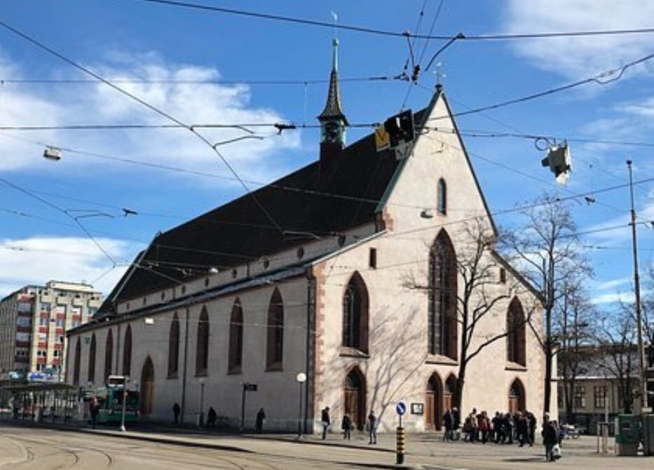 Die Clarakirche in Basel ist eine neugotische katholische Pfarrkirche im Claraquartier. Erfahren Sie mehr über die Geschichte der Clarakirche, ihre Architektur von 1860, ihre Rolle im konfessionellen Wandel Basels und ihre heutige Bedeutung zwischen Messe und Rhein.