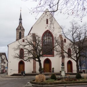 Die Peterskirche Basel zählt zu den ältesten Kirchen der Altstadt. Entdecken Sie Geschichte, romanisch-gotische Architektur, reformierte Tradition und die Bedeutung der Peterskirche im historischen Stadtkern von Basel.