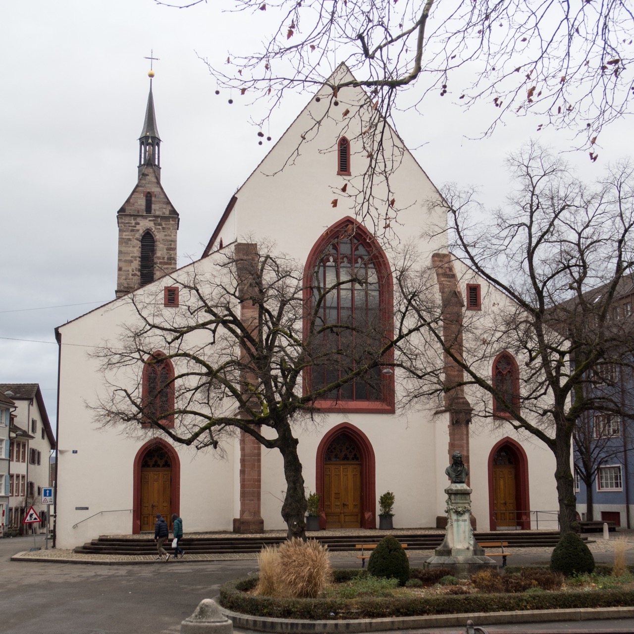 Die Peterskirche Basel zählt zu den ältesten Kirchen der Altstadt. Entdecken Sie Geschichte, romanisch-gotische Architektur, reformierte Tradition und die Bedeutung der Peterskirche im historischen Stadtkern von Basel.