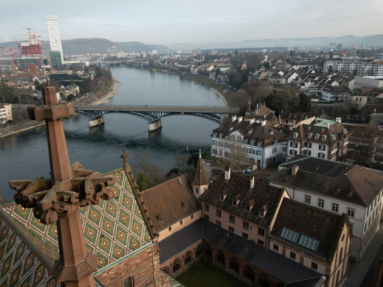 Das Erdbeben Basel von 1356 gilt als das stärkste historische Erdbeben Mitteleuropas. Erfahre, wie es Basel erschütterte, welche Folgen es hatte und warum man in der Region bis heute darüber spricht.