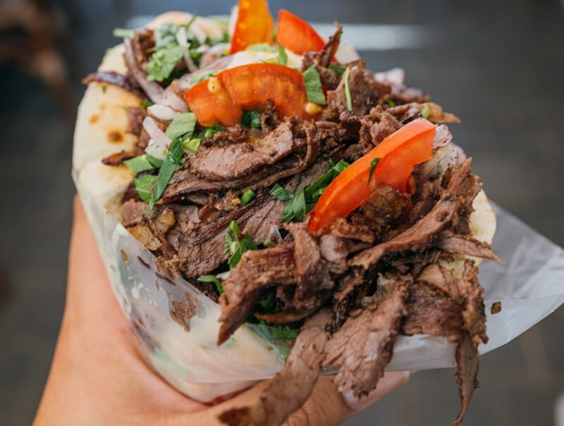 Kebab Basel im Überblick: Marktanalyse für Basel-Stadt und Basel-Landschaft, Standortunterschiede, Zukunftstrends und wirtschaftliche Struktur der Döner-Szene.