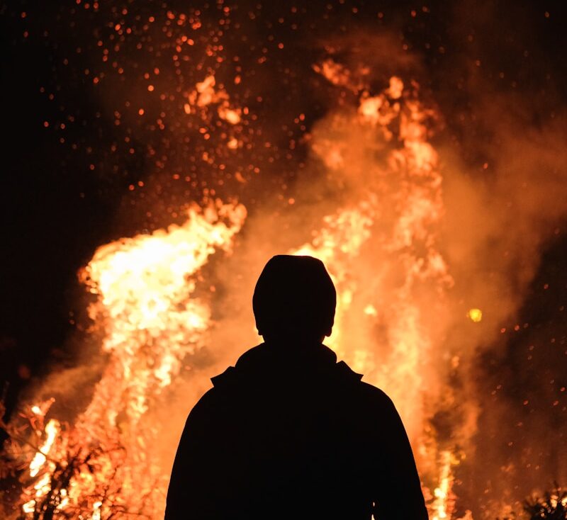 Die großen Brände in Basel im Mittelalter zerstörten ganze Viertel der Stadt. Erfahre, warum Holzhäuser besonders gefährlich waren und wie diese Katastrophen Basel für immer verändert haben.