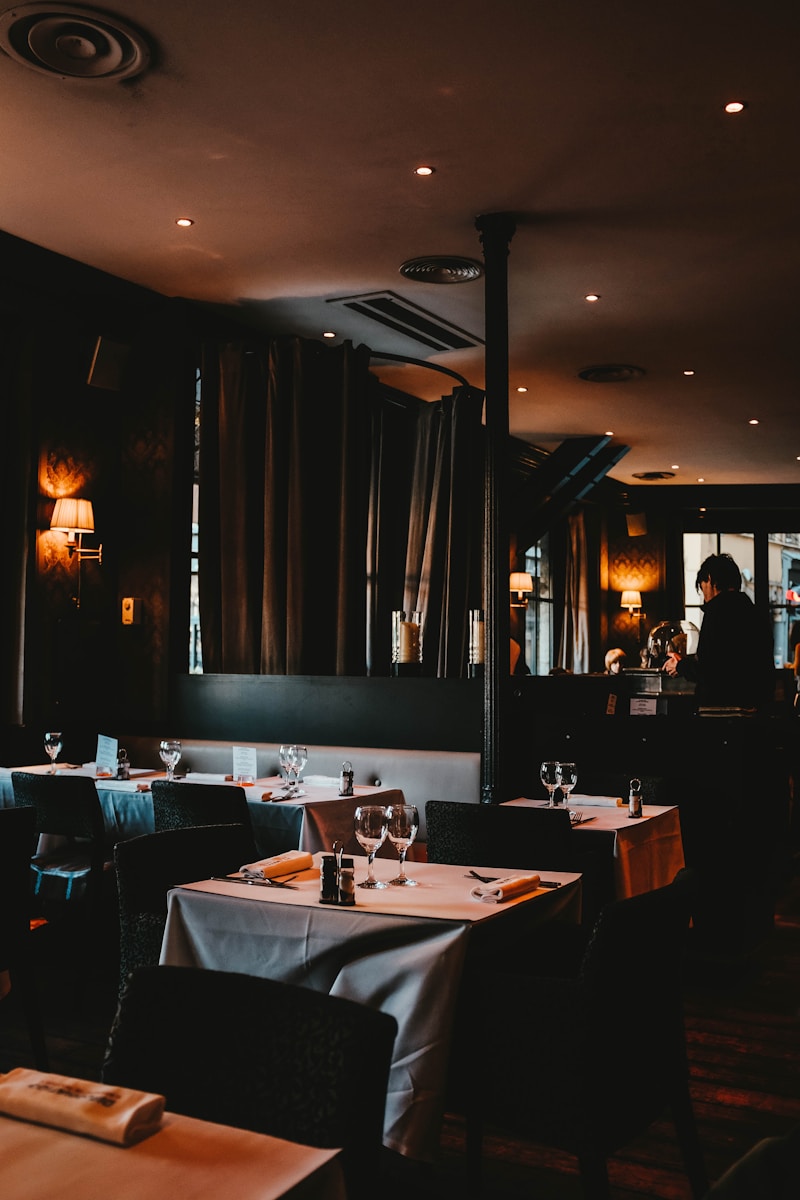 Restaurant Atmosphäre Basel: Romantisch, modern, rustikal, Fine Dining oder gemütlich – Überblick über die wichtigsten Stimmungskonzepte in Basel-Stadt und Basel-Landschaft.